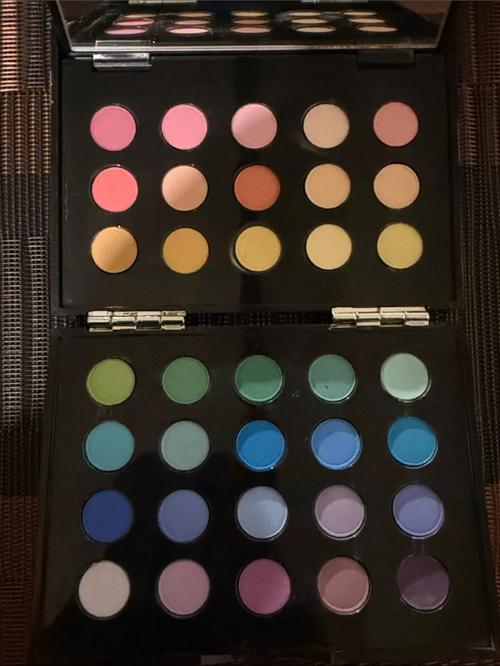 Bobbi Brown Pink, Blue and Green Multifinish Eyeshadow Book 📕 Palette